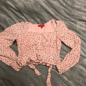 🌸Guess cropped blouse